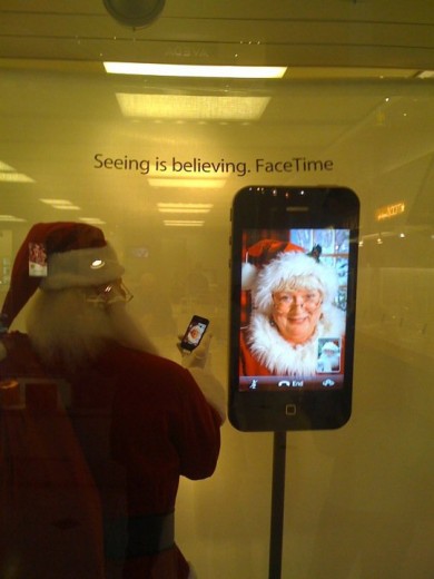 Mit wem Facetime-telefoniert der Weihnachtsmann denn da?
