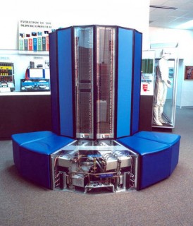 Mit Supercomputern wie dem Cray X-MP (941 Megaflops, 1985) kann es das iPad 2 ohne weiteres aufnehmen.