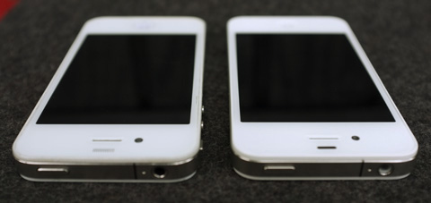 Weißes iPhone 4: Vergleich des Prototyps (links) mit der endgültigen Version (rechts)