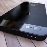 iPhone 5: Neue Mockups in Schwarz und Weiß (Mockups: Martin Hajek)
