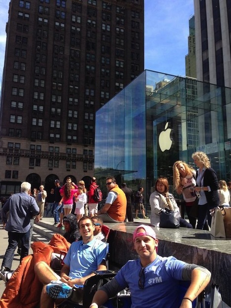 Erste Fans warten auf neue iPhones vor Apple Store